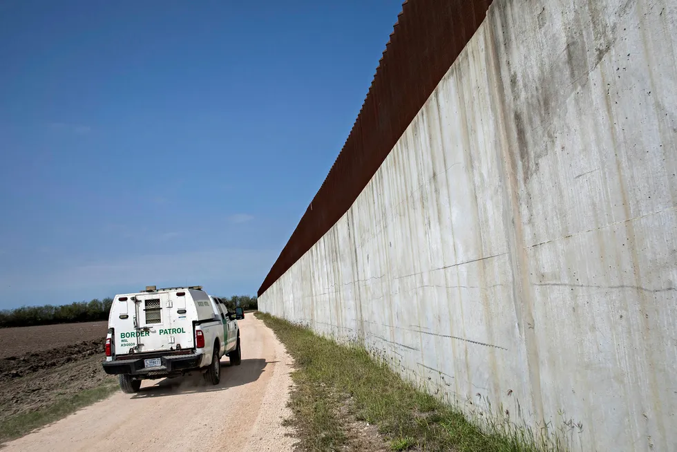 Grensvakter kjører langs den 20 fot høye grensemuren. Trump har lovet å bygge en mur som er 40 fot, dobbelt så høy som denne. Foto: Aleksander Nordahl