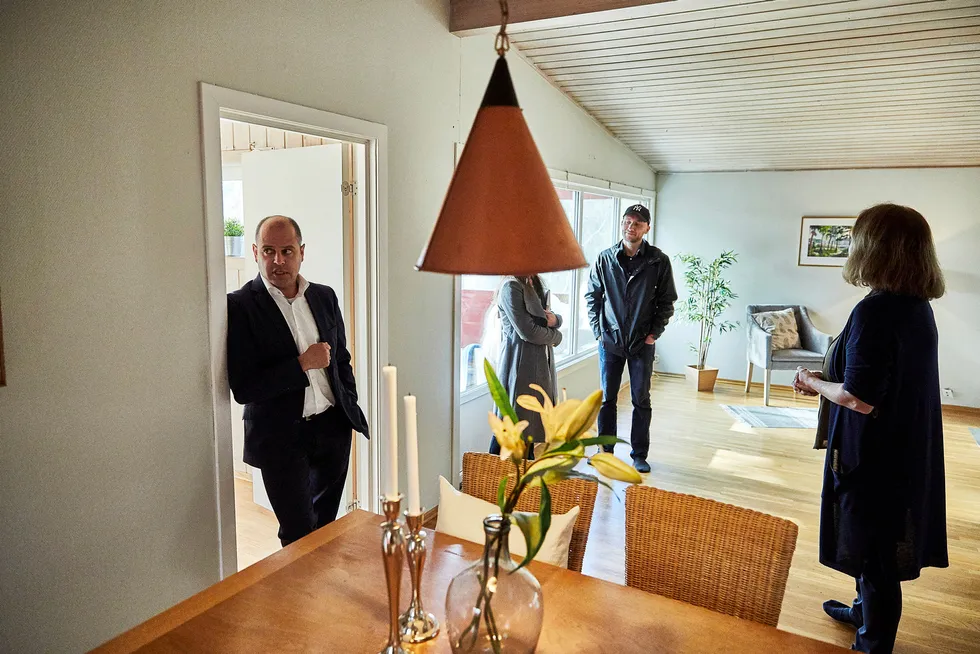 Eiendomsmegler og daglig leder Edvard Chapsang i Eie Sandvika (t.v) og boligkjøper Erlend Bakke i bakgrunnen under en visning på Blommenholm på torsdag. Foto: David Brendan Tourch