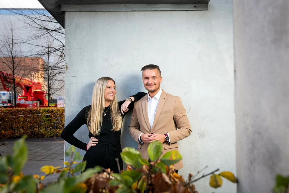 Anders Kløvning og Tiri-Alette Dahl ble begge ferdig utdannede eiendomsmeglere i vår. De mener det er viktig at studentene er forberedt på hvordan bransjen fungerer, og hva man bør kunne forvente av arbeidsgiveren.