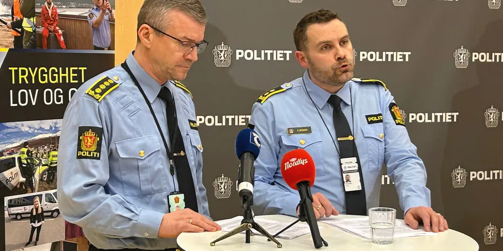 Enhetsleder Ståle Luther og politiadvokat Ronny Jørgensen redegjorde for storaksjonen mot fiskerinæringen på en pressekonferanse mars 2023.