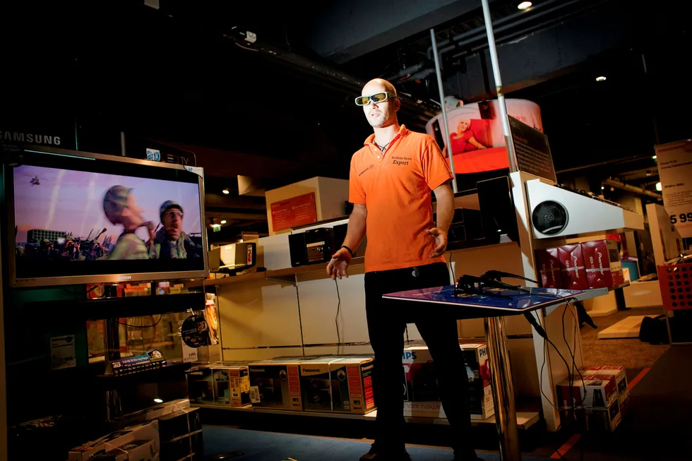 Teknologidirektøren i NRK anbefaler folk å vente med å kjøpe 3D-tv, lød billedteksten til dette bildet i DN i 2010. Da skulle 3D-tv være «det neste store» – men ble det aldri. Slik ble teknologien den gang fremvist i Expert-butikken i Klingenberggata i Oslo.