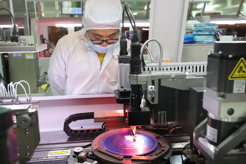 Kina ønsker å bli selvforsynt med egen teknologi, blant annet avanserte databrikker. Her fra Jiejie Semiconductor Company i Nantong.