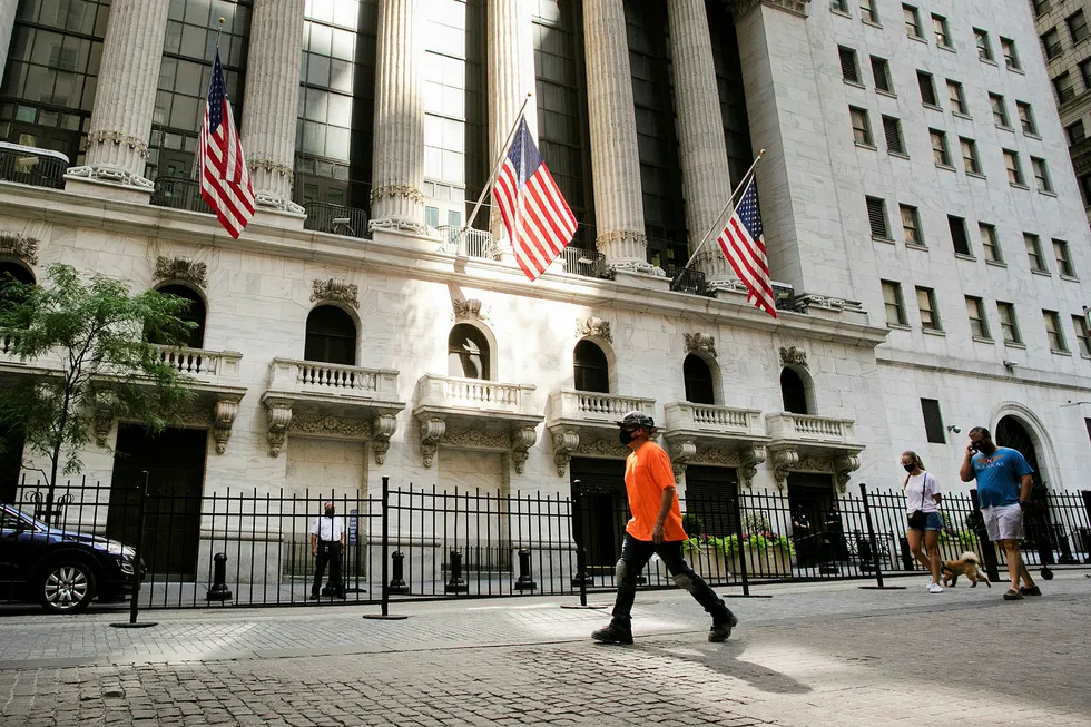Nøkkelindeksene på Wall Street falt kraftig mandag. En ny krisepakke fra myndighetene ser mer og mer sannsynlig ut til å drøye til etter valget.