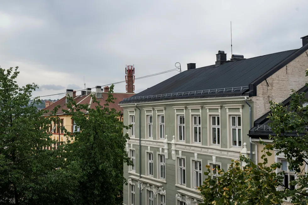Boligprisene rekker så vidt å hente seg inn før det kommer en ny nedtur, tror DNB Markets. Illustrasjonsfoto av boliger på Grünerløkka i Oslo.