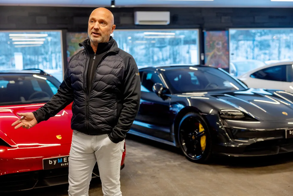 – Har nettopp solgt en Porsche Taycan-modell til 840.000 kroner som knapt hadde gått 1000 kilometer, sier Olav Medhus, daglig leder og medeier i ByMedhus.