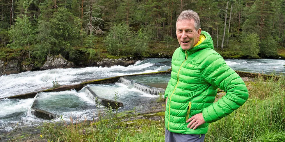 Atle Frøysland på besøk i Korsbrekkeelva på Sunnmøre. Denne elva er én av mange som samarbeider om forvaltning med Stiftelsen Norsk Villaksforvaltning.