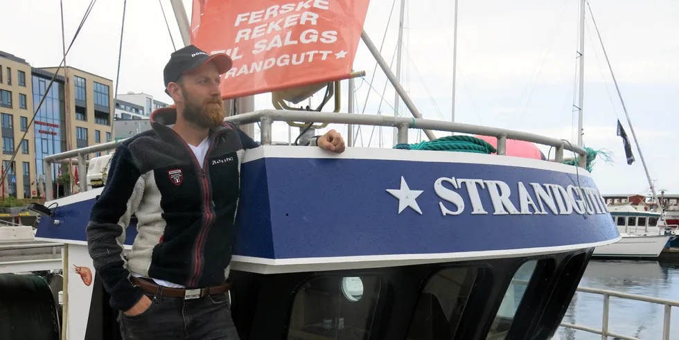 Levi Andre Vollan (30) om bord på sin reketråler «Strandgutt» i Bodø. Han angrer ikke på at han tok opp fiskeryrket igjen selv om det er vanskelige tider akkurat nå i rekenæringen.