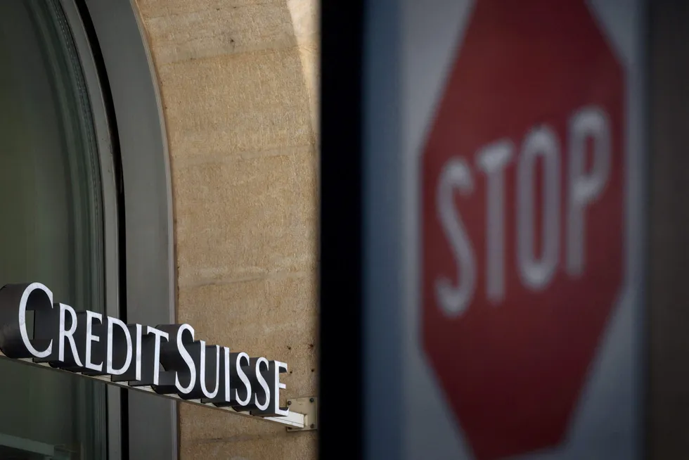 Den sveitsiske storbanken Credit Suisse er i store problemer denne uken. Onsdag stupte aksjekursen 25 prosent og dro ned europeiske markeder i dragsuget.