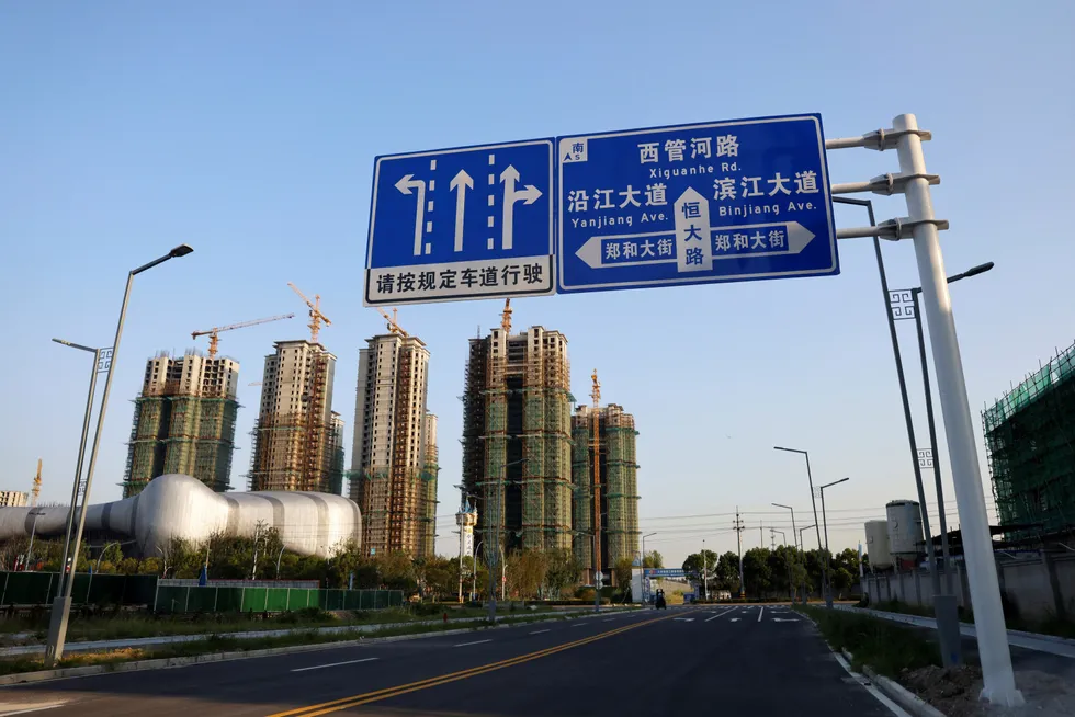 Situasjonen er fortsatt uavklart for det kinesiske eiendomskonglomeratet China Evergrande, men frykten for en kollaps har avtatt etter at selskapet inngikk en avtale med obligasjonseiere tidligere denne uken. Her fra et stort Evergrande-prosjekt i Taicang i Jiangsu-provinsen.