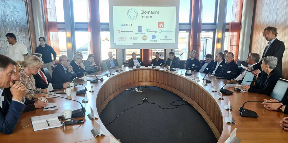 Biomarint forum, som består av forbund i LO, NHO, Norges Fiskarlag og Fiskebåt, ber politikerne ligge unna kvotefordelinga mellom hav- og kyst. Her fra lanseringa av forumet i LOs sekretariatssal i fjor høst.