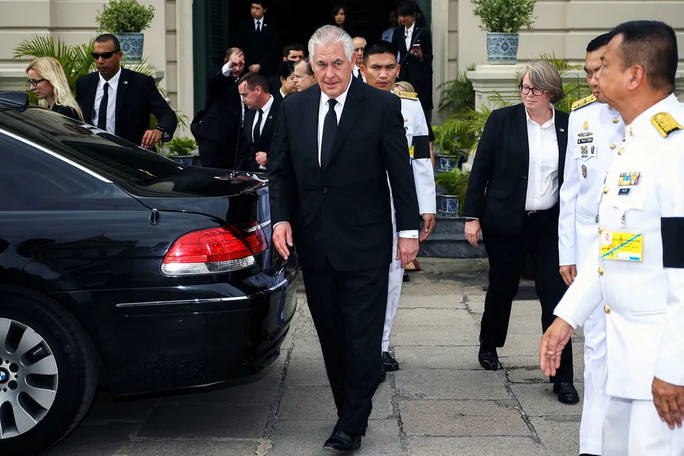 USAs utenriksminister Rex Tillerson er den høyest rangerte amerikanske politiker som har besøkt Thailand siden kuppet i 2014, her forlater han Grand Palace i Bangkok. Foto: Athit Perawongmetha/Reuters/NTB Scanpix