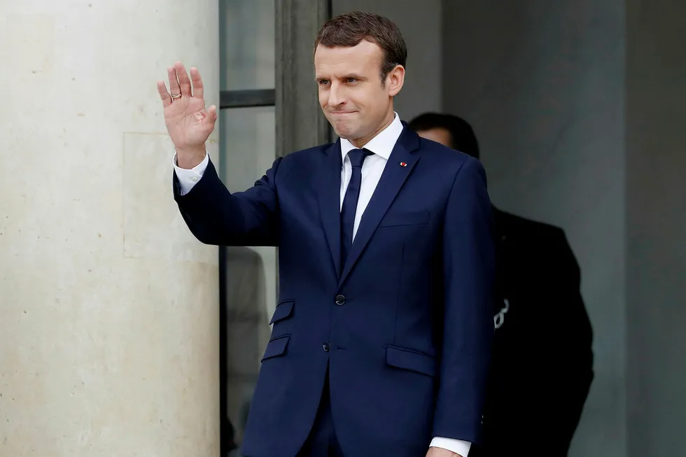Frankrikes president Emmanuel Macron får hjelp med sminken før offentlige opptredener. Det har sin pris. Foto: PATRICK KOVARIK/AFP/NTB Scanpix