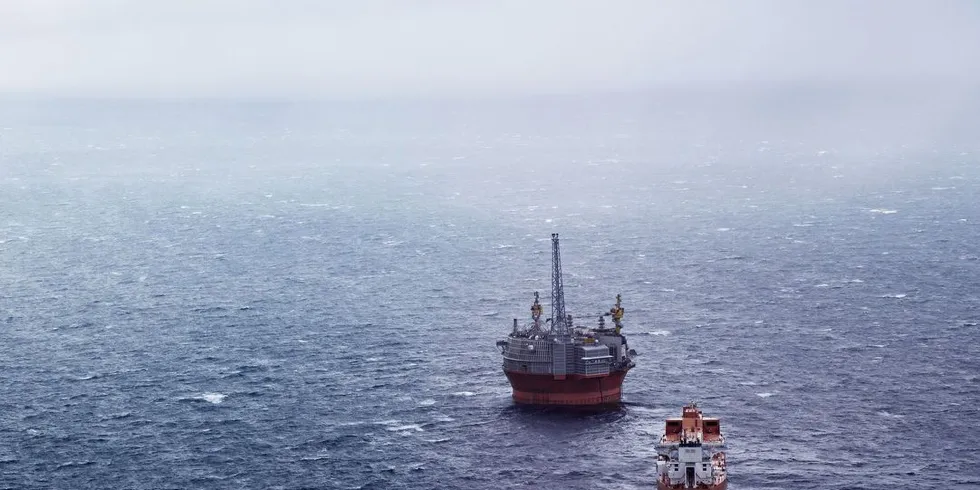 Endringene på Stortinget etter valget har ikke ført boreriggene nærmere Lofoten, mener instituttleder på UiT. Bildet er fra oljeboring i Barentshavet. ILLUSTRASJONS