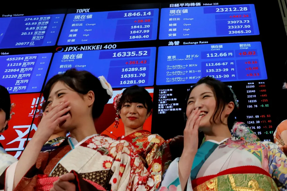 Nøkkelindeksen ved Tokyo-børsen er på det høyeste nivået siden 1991. Børsen åpnet 2018 med tradisjonell feiring på torsdag morgen. Foto: Kim Kyung-Hoon/Reuters/NTB Scanpix