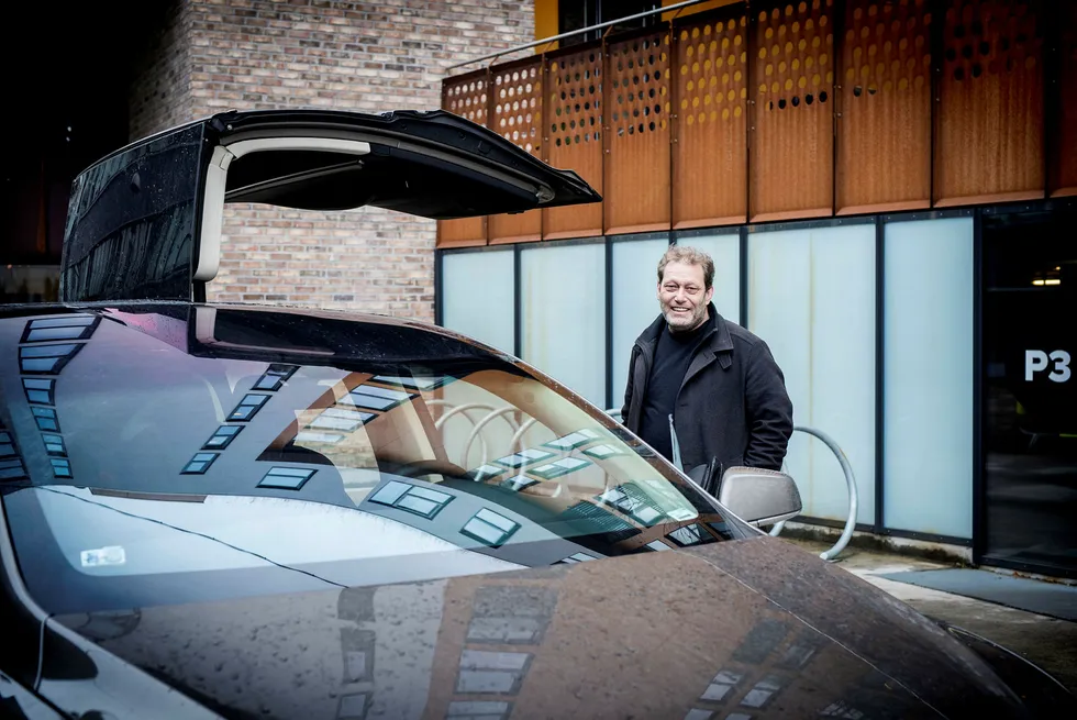 Frederic Hauge er skeptisk til at Ola Borten-Moe vil redusere el-bilfordelene. Her er han med sin nye Tesla Model X. Foto: Skjalg Bøhmer Vold