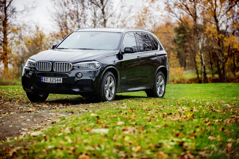 Den ladbare hybridvarianten av BMW X5 får 44.210 kroner mer i avgifter fra 1. juli. Foto: Thomas Haugersveen