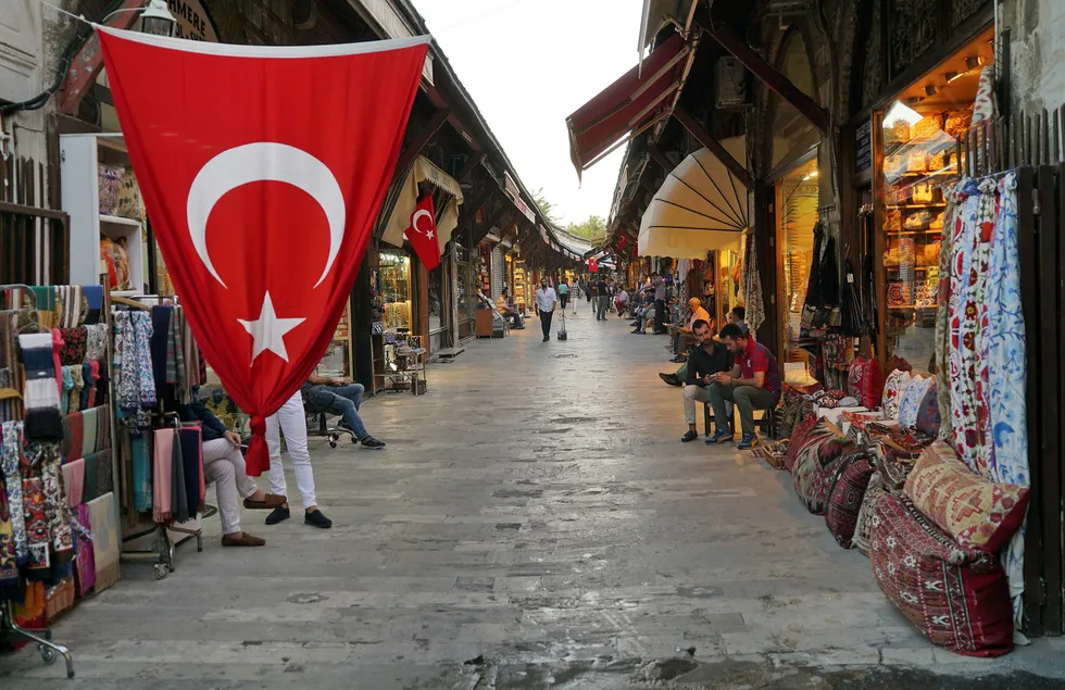 Butikkeiere på et marked i Istanbul i Tyrkia. Foto: Neyran Elden / AP / NTB Scanpix