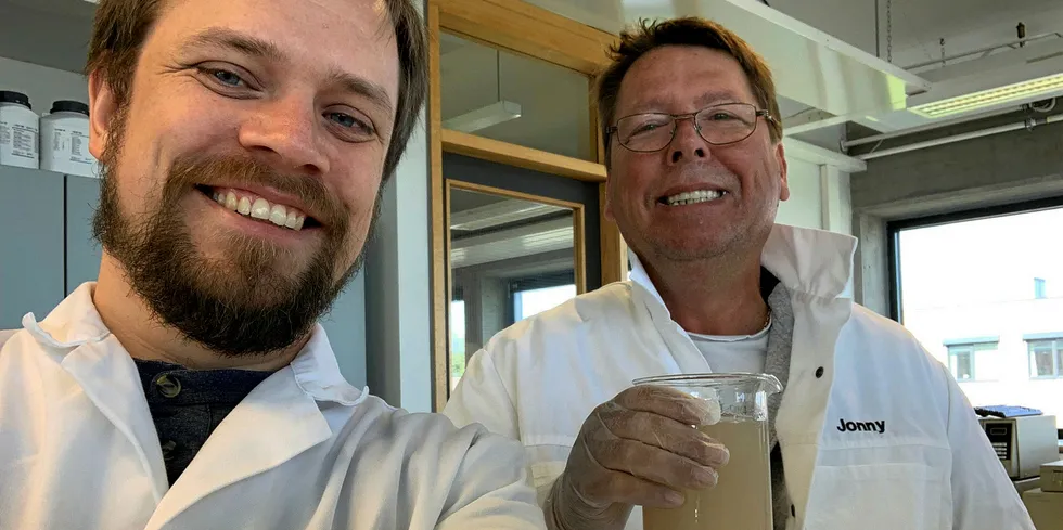 Gründerne Eirik Stokkenes (t.v.) og Bård Eriksen har blandet prøver av coatingen på laboratoriet til forskningsselskapet Norce på Randaberg i Rogaland.