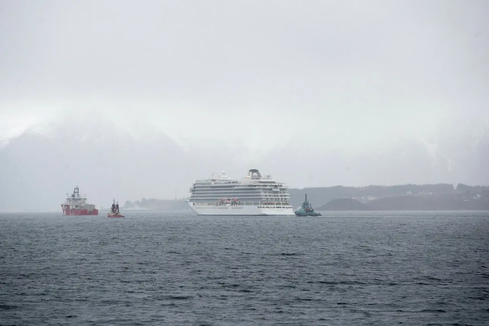 Cruisbåten Viking sky taues her til havn etter motorhavariet.