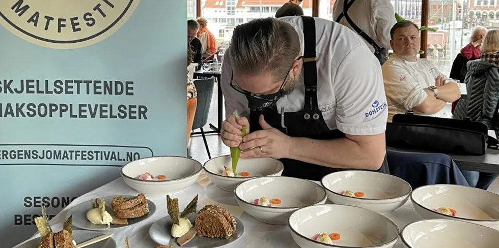 Kokk Thomas Madsen fra restaurant Matglad stakk av med tittelen verdensmester i bergensk fiskesuppe, under Sjømatfestivalen i Bergen.