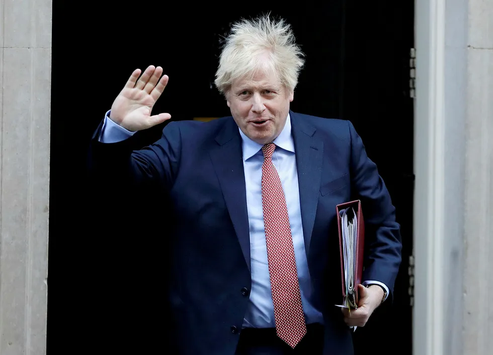Storbritannias statsminister Boris Johnson er under voldsomt press for å følge andre land i en mer restriktiv retning for å begrense spredningen av koronaviruset.