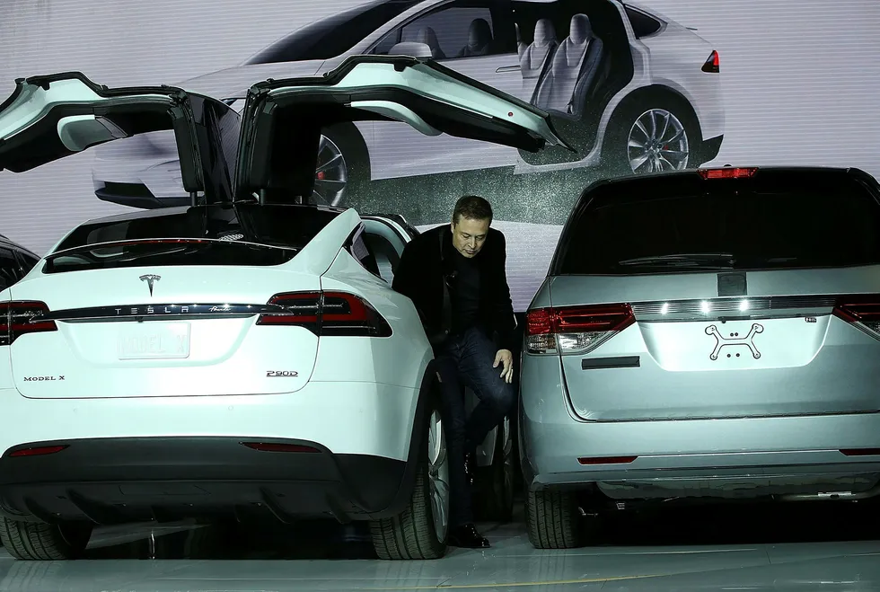 Her presenterer Elon Musk en ny Tesla med vingedører ved fabrikken i Fremont. Ansatte ved fabrikken skal ikke være like fornøyd, ifølge uttalelsene til en av de ansatte som er gjengitt i amerikanske medier. Foto: JUSTIN SULLIVAN