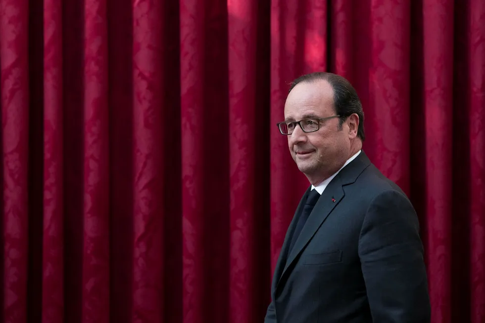 Frankrikes president François Hollande ber velgerne stemme på Emmanuel Macron den 7. mai, ikke Marine Le Pen. Foto: Kamil Zihnioglu / AP / NTB Scanpix
