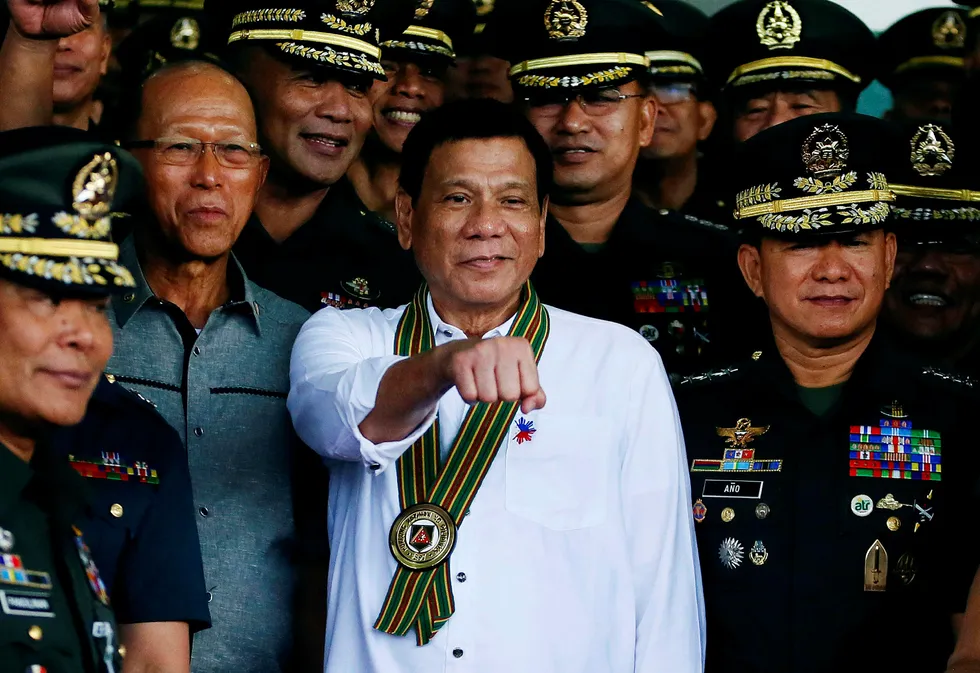Fillippinenes president Rodrigo Duterte, poserer sammen med ledende militære i forstaden Taguig city, utenfor Manila. Foto: Bullit Marquez/AP Photo.