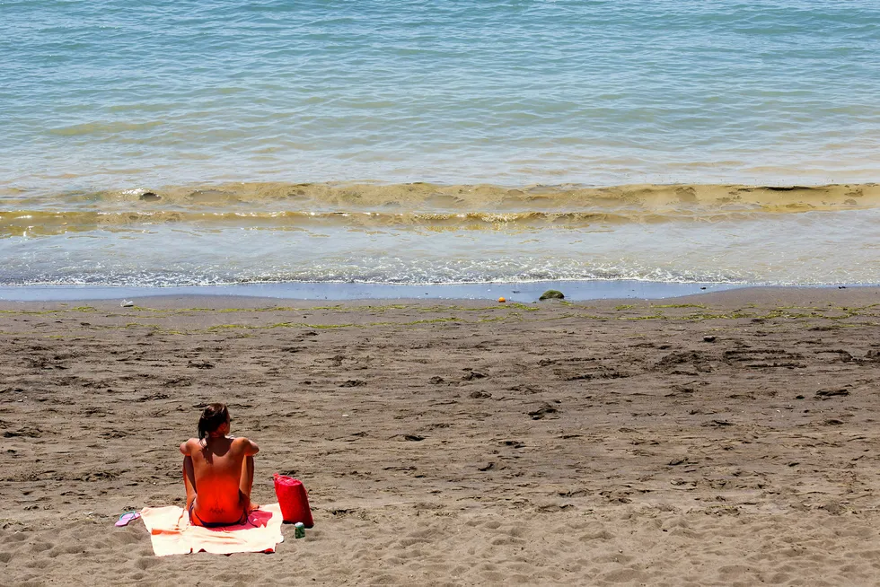 En kvinne soler seg på Las Maranuelas- stranden på Gran Canaria. Spania er det mest populære reisemålet for nordmenn. Foto: BORJA SUAREZ