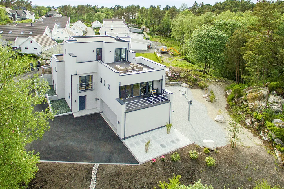 Dj og musikkprodusent Alan Walker kjøpte denne funkisvillaen for 9,5 millioner kroner på Hjellestad i Bergen. Legg merke til den private basketballbanen på høyre side av huset. Foto: Jarle Kysnes, Imotiv.