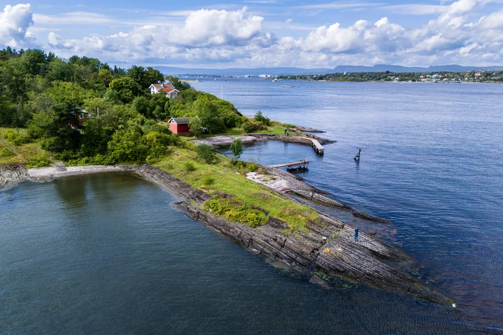 Den nær seks mål store strandeiendommen på Lindøya i Oslo ble lagt ut for salg med en prisantydning på 22 millioner kroner. Nå er den solgt.