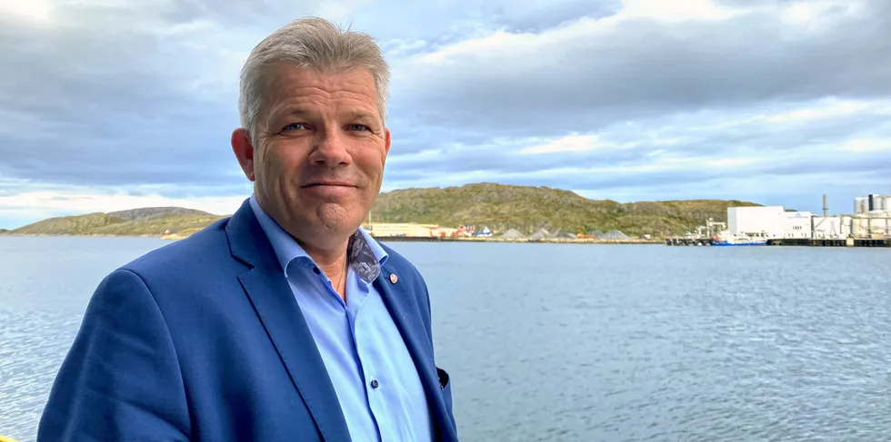 Fiskeri- og havminister Bjørnar Skjæran (Ap) kom i dag med avklaringer rundt reglene for havbruk til havs.