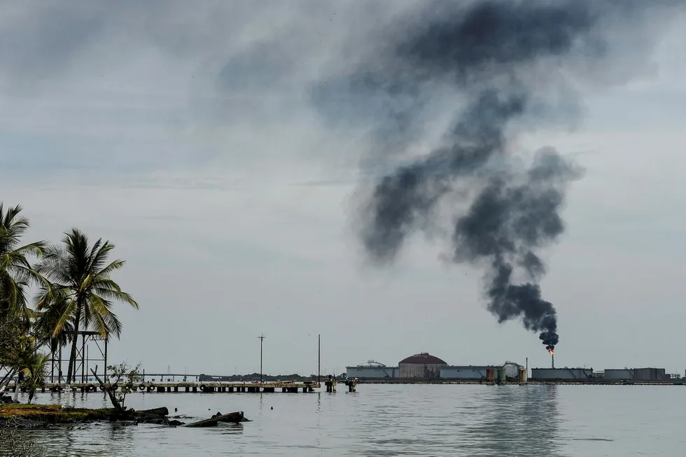 Oljeprisen stiger på ny uro i Venezuela. På bildet et oljeraffineri i Maracaibosjøen i Venezuela. Foto: Federico Parra/AFP/NTB Scanpix