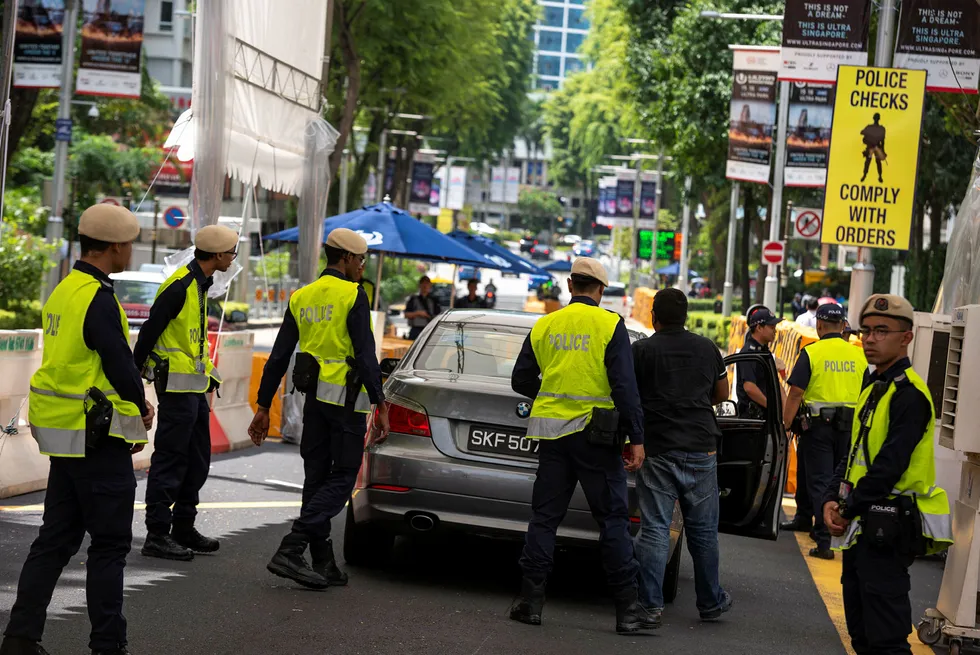 Politiet undersøker en bil ved et kontrollpunkt utenfor St. Regis-hotellet i Singapore. Det er ved dette hotellet delegasjonen fra Nord-Korea holder til. Foto: Scott A. Woodward