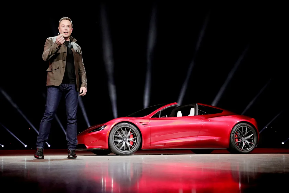 Tesla-grunnlegger Elon Musk har sovet på fabrikken og kjemper mot klokken for å innfri produksjonsmålene på Model 3. I bakgrunnen ses en Roadster 2 under en presentasjon i California i fjor. Foto: Reuters/NTB scanpix