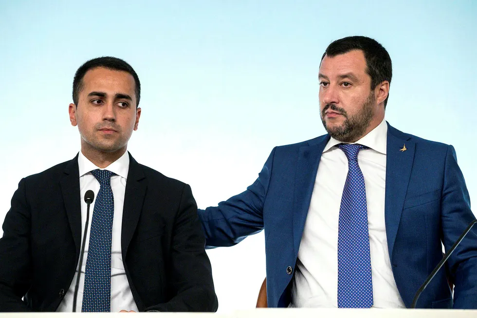 Budsjettet er en seier for de to visestatsministrene – Luigi Di Maio (til venstre) fra Femstjernersbevegelsen og Matteo Salvini fra partiet Ligaen. De vant over landets uavhengige teknokratiske finansminister Giovanni Tria.