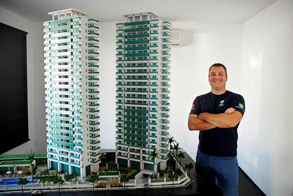Her poserer André Aalen ved byggemodellen Illuminato i 2015. Bildet er hentet fra Facebook-siden til Brasil Invest. Aalen, hans bror, mor og far ble i forrige uke, sammen med selskapene Brasil Invest og Brasil Service dømt til å betale 16,7 millioner kroner til tre tidligere investorer.