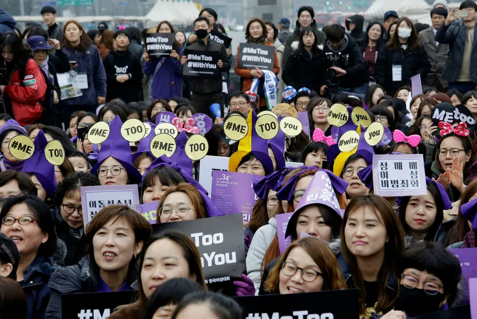 Metoo-kampanjen er i ferd med å ta av i Sør-Korea. En toppolitiker har trukket seg og er blitt ekskludert fra partiet etter at hans sekretær sto frem med voldtektsanklager mandag kveld. Det planlegges massemønstring under kvinnedagen torsdag. Foto: Ahn Young-joon/AP/NTB Scanpix