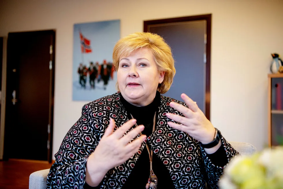 Statsminister Erna Solberg kjempet seg opp i politikken som småbarnsmor og svarer på kritikken rundt de nye foreldrepermisjonsreglene.