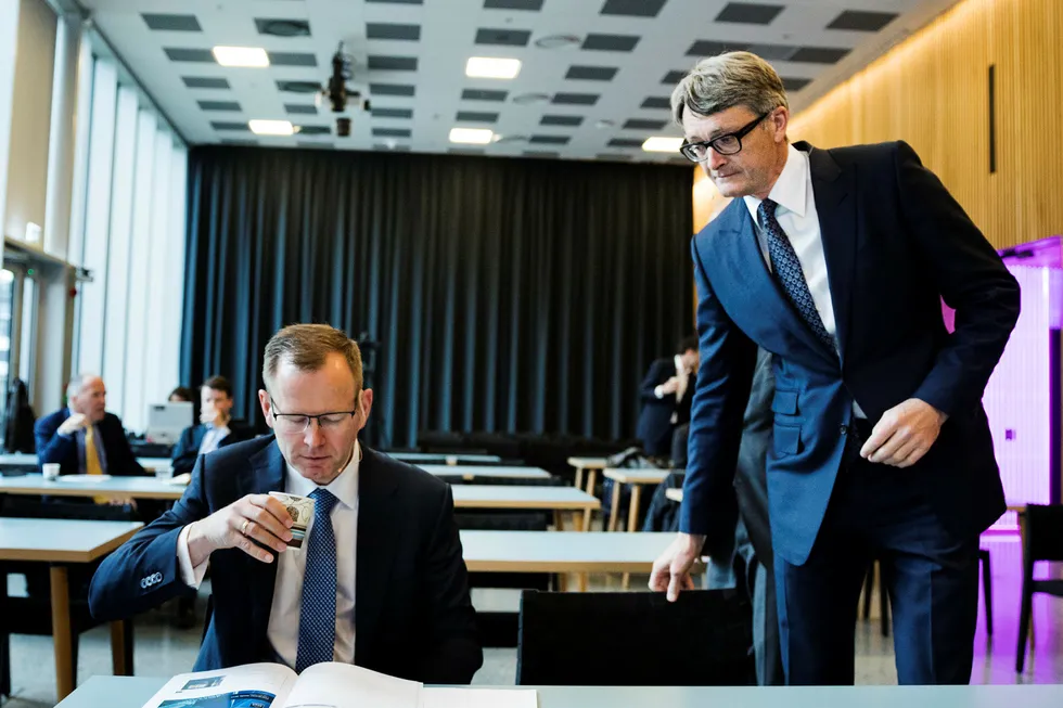 Aker-sjef Øyvind Eriksen hadde få nyheter med seg da han presenterte kvartalsresultatene torsdag formiddag. Til venstre sitter finansdirektør Frank O. Reite. Foto: Per Thrana