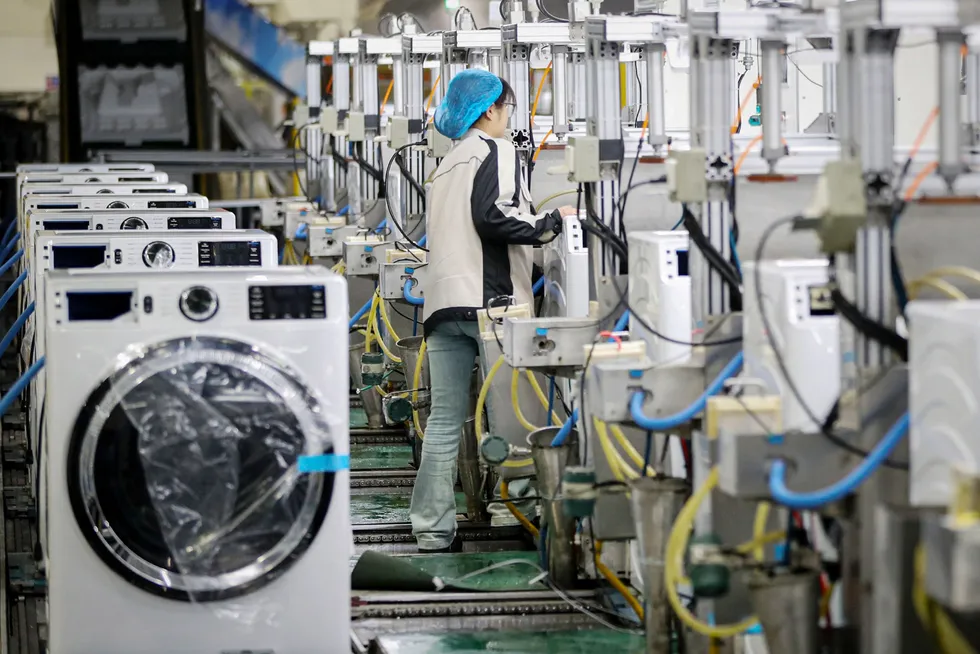 Det er en massiv overkapasitet i Kina. Her fra en fabrikk i Qingdao som produserer vaskemaskiner for Haier.
