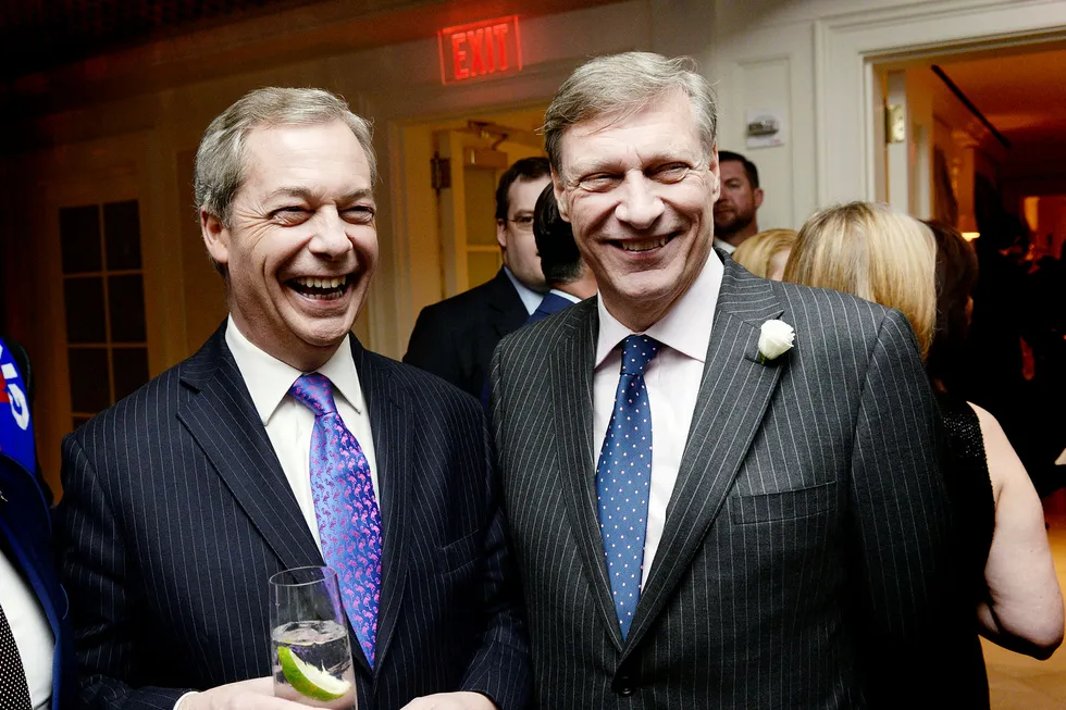 Ted Malloch (til høyre) er favoritt til å bli USAs utsending til London. Her sammen med en annen brexit-tilhenger, den britiske politikeren Nigel Farage. Foto: Steve Finn/Splashnews