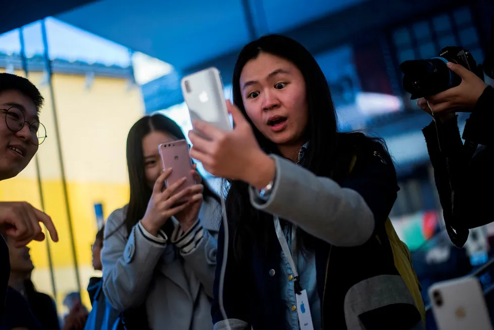 Kina er det viktigste internasjonale markedet for Apple. Statskontrollerte aviser oppfordrer myndighetene til å spille «hardball» og ramme amerikanske selskaper som er avhengig av det kinesiske markedet.