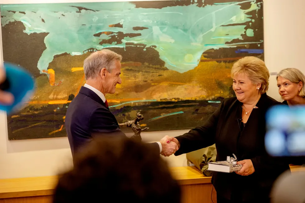 Erna Solberg leverer statsministernøkkelen til Jonas Gahr Støre