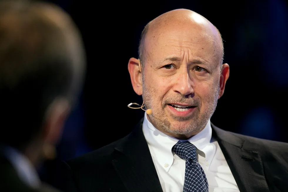 Goldman Sachs' tidligere toppsjef Lloyd Blankfein får ikke utbetalt bonuser han skal ha opptjent, i alle fall ikke ennå.