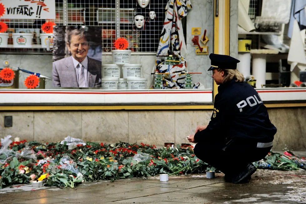 Statsminister Olof Palme ble drept på åpen gate i Stockholm 28. februar 1986. En politikvinne sitter på huk ved åstedet.