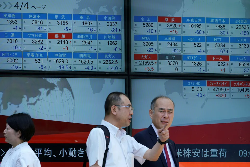 Den japanske Nikkei-indeksen faller 1,60 prosent mandag morgen.