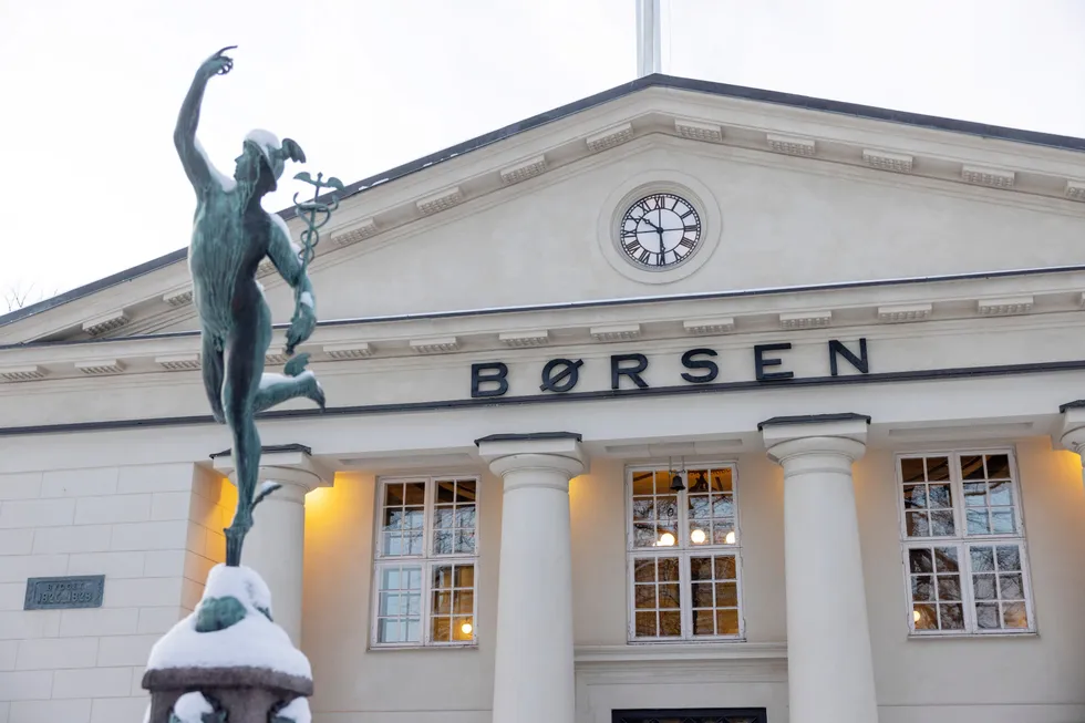 Hovedindeksen på Oslo Børs endte med svak nedgang mandag.