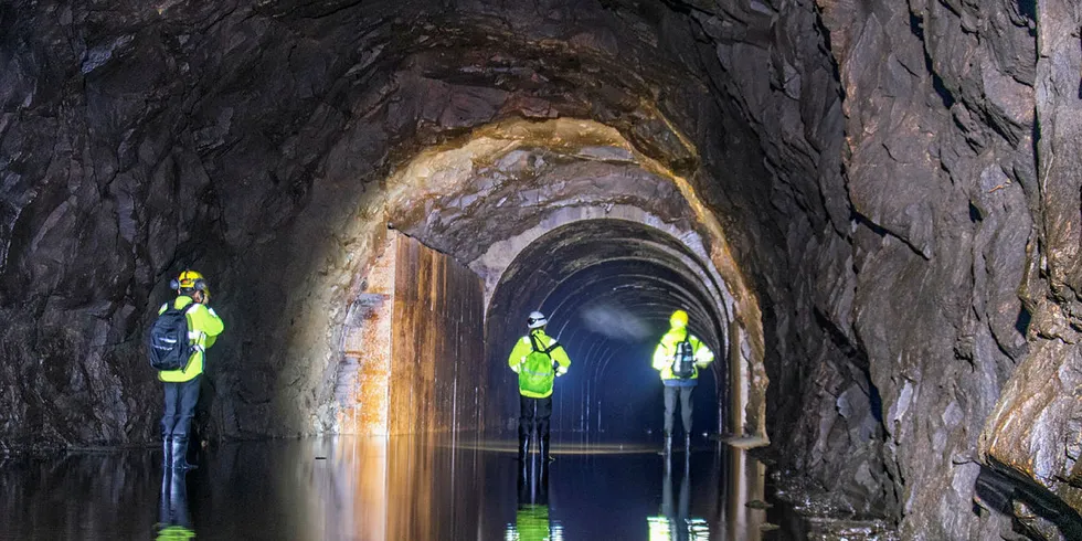 Trykkmåling: Når vannet er ute av tunnelen ved Rostrepp kraftverk plasserer forskerne måleinstrumenter i grunnfjellet.