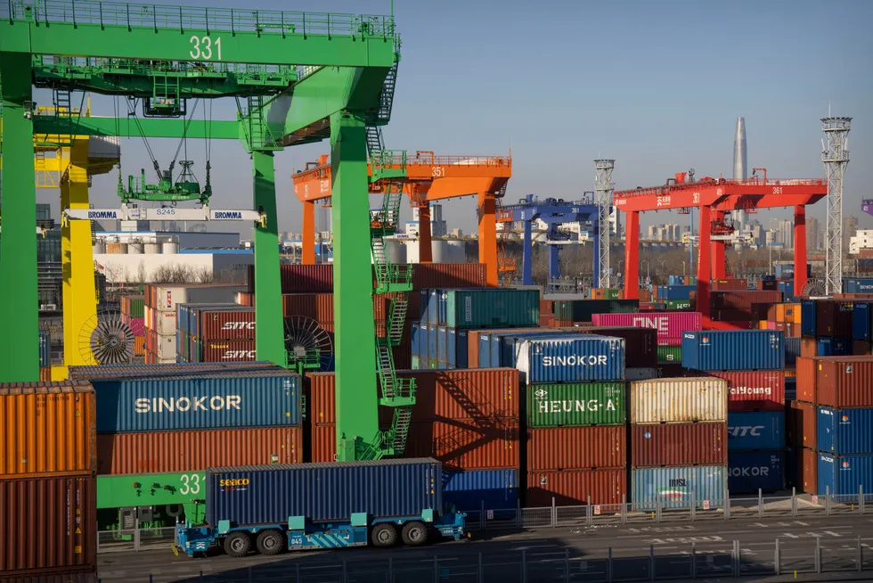 Verdenshandelen falt mot slutten av 2022. Den overraskende gjenåpningen av den kinesiske økonomien har utløst et stemningsskifte ved inngangen til 2023. Det er betydelig usikkerhet. Her fra containerhavnen i Tianjin hvor selvkjørende lastebiler frakter containere.